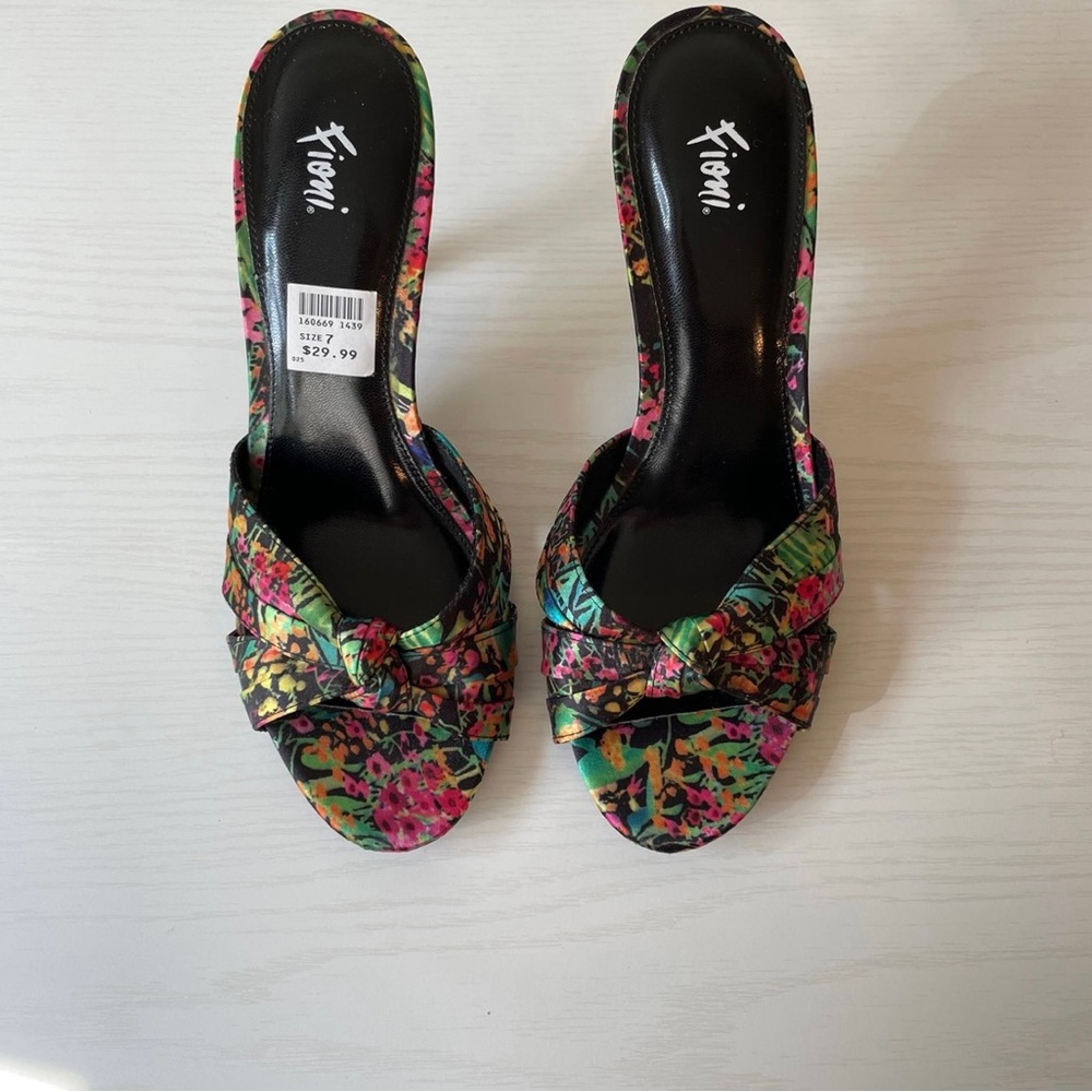 NWT Women’s Size 7 Fioni Open Toe Slip On Heels